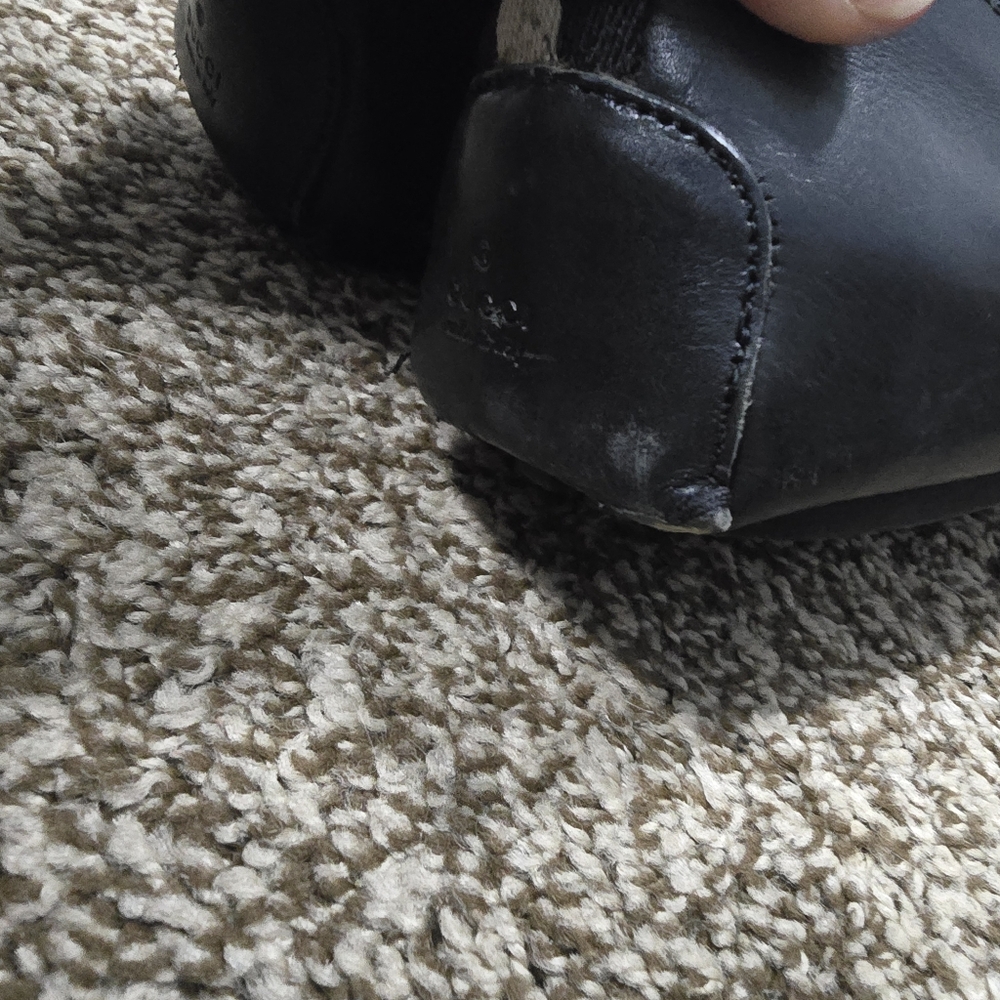 Gucci Black Leather Slip-On Loafers with Apron Stitching - Picture 5 of 10
